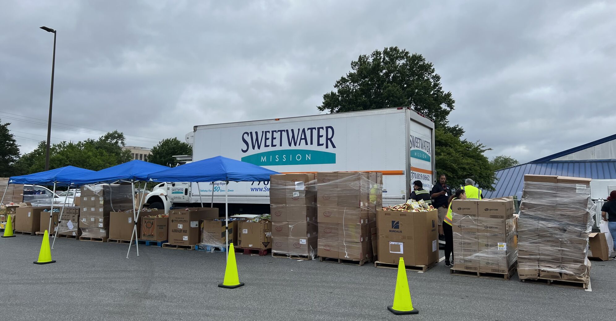 051822_MDJ_ActsofKindnessPart11_UMC6_SWMTruckandFood.jpg